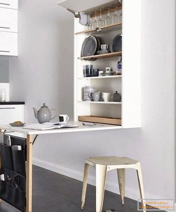 Ahorro de espacio en la cocina con una mesa plegable