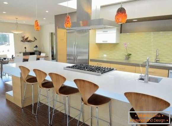 Diseño de cocinas modernas en una casa privada - foto del comedor