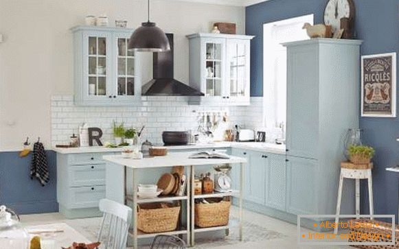 Cocina de esquina azul con azulejos blancos y paredes azules en el interior de una casa privada