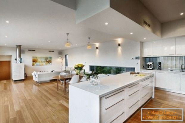 красивый diseño de una gran cocina en una casa privada фото