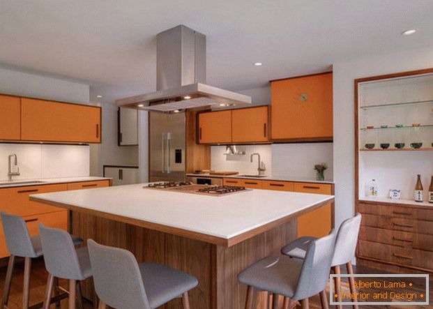 isla de diseño de cocina en una casa privada
