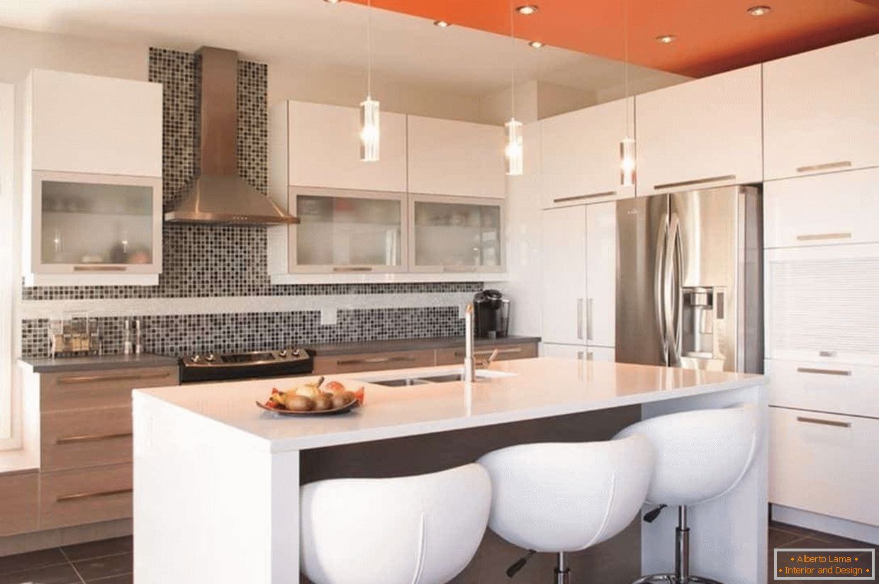 La combinación de color en el techo en el interior de la cocina en el estilo de alta tecnología