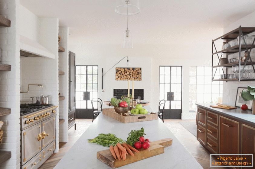 Hermoso diseño interior de la cocina en tonos blancos