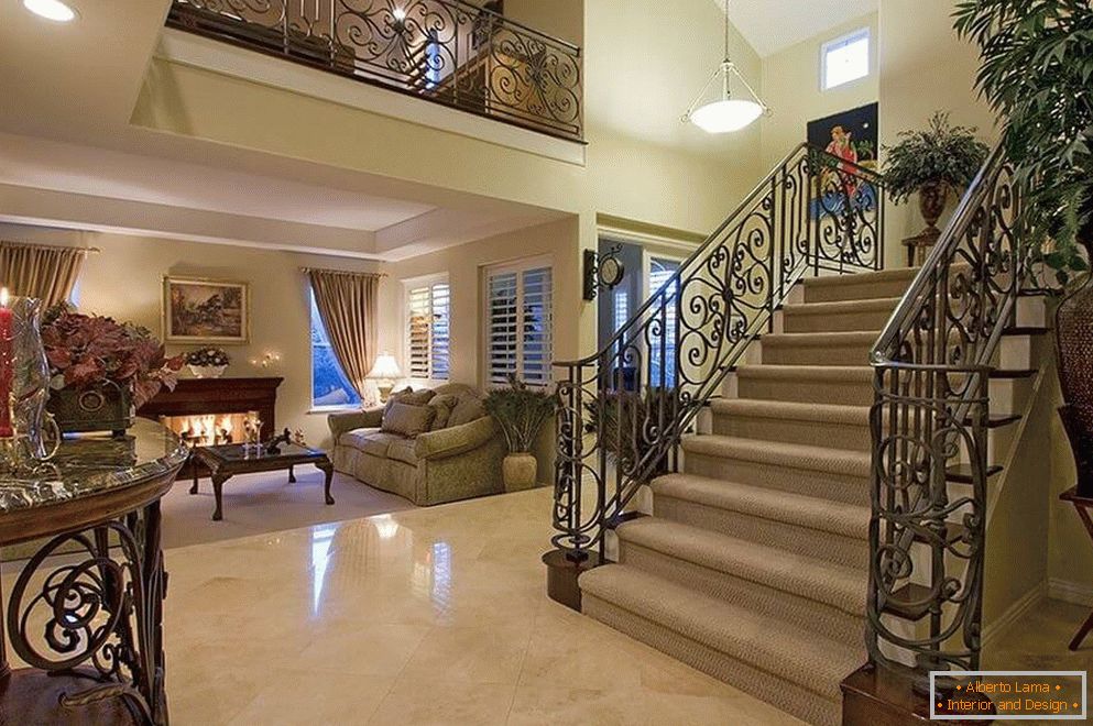 Escalera clásica en una casa privada