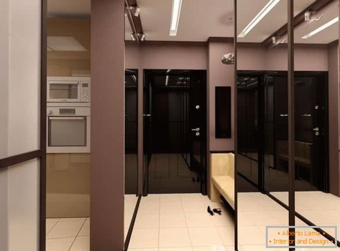 El armario con espejo aumentará el pequeño corredor