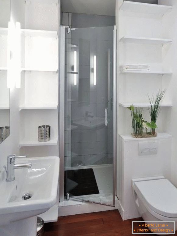 Interior de un baño combinado con un diseño inusualmente cómodo