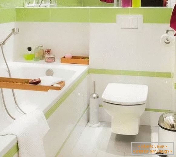 Pequeño baño combinado con azulejos blanco-verde