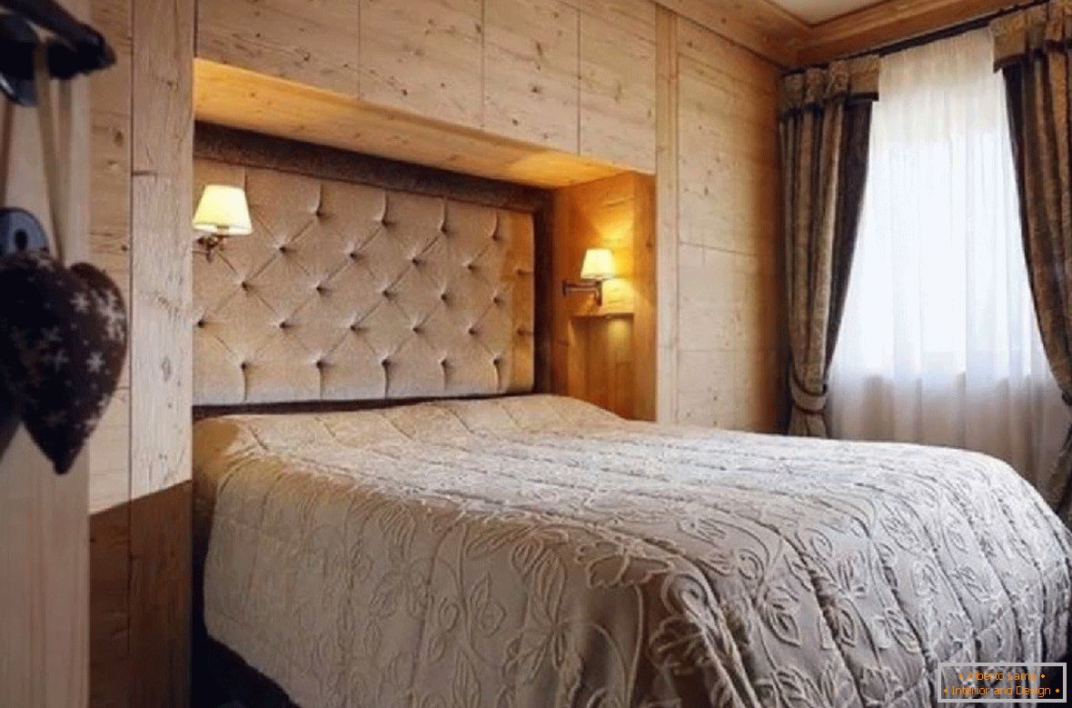 Dormitorio en un nicho de gabinetes de madera