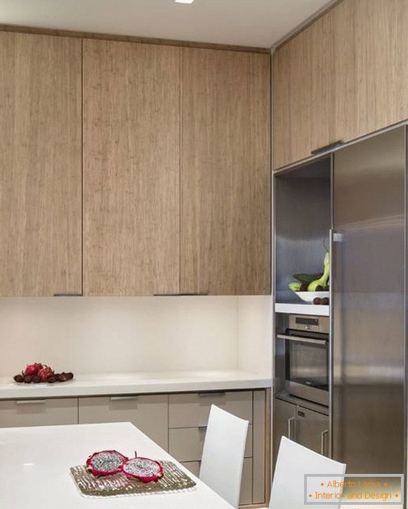 Hermoso interior de una pequeña cocina - foto con un refrigerador