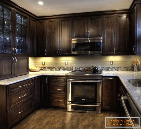 Las cocinas de lujo de 10 metros cuadrados - la foto con los muebles de madera por encargo
