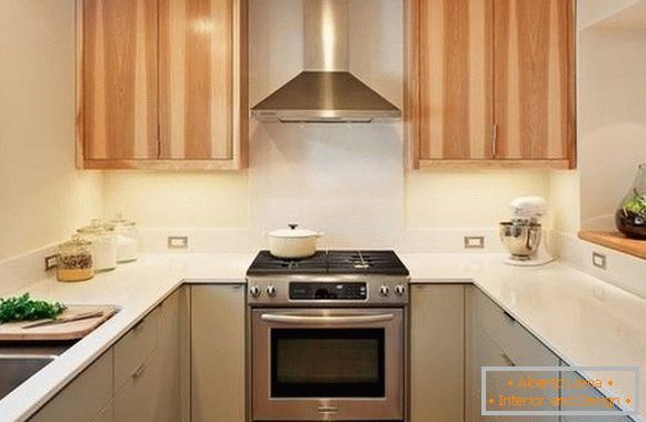 Diseño de cocina de dos colores en un apartamento pequeño - foto