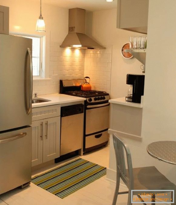 Diseño moderno de una pequeña cocina con un refrigerador en la foto