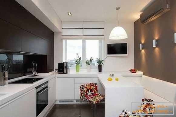 Diseño de cocina de 10 m2 en un pequeño apartamento en una foto