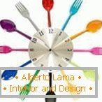 Reloj con cucharas y tenedores de colores