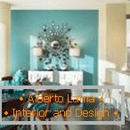 Color turquesa en la pared y muebles: una solución brillante para la cocina en colores claros