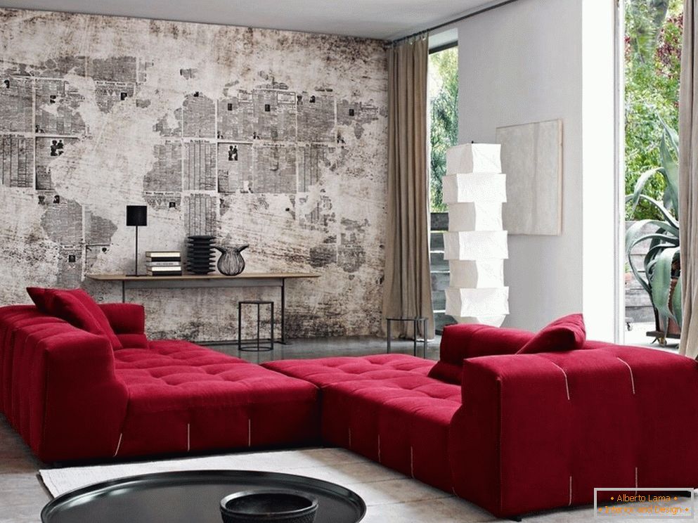 Sofá rojo en la sala de estar