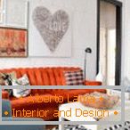 La combinación de muebles naranja y azul