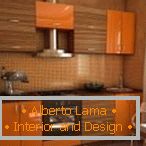 Muebles de madera de color naranja en la cocina
