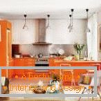 Cocina-sala de estar en tonos anaranjados