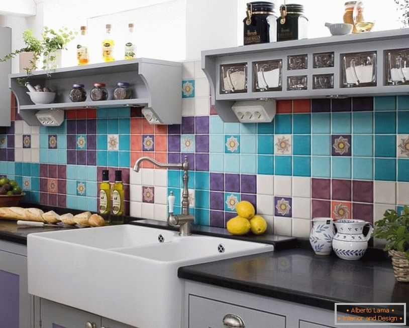 Delantal de azulejos brillantes en la cocina