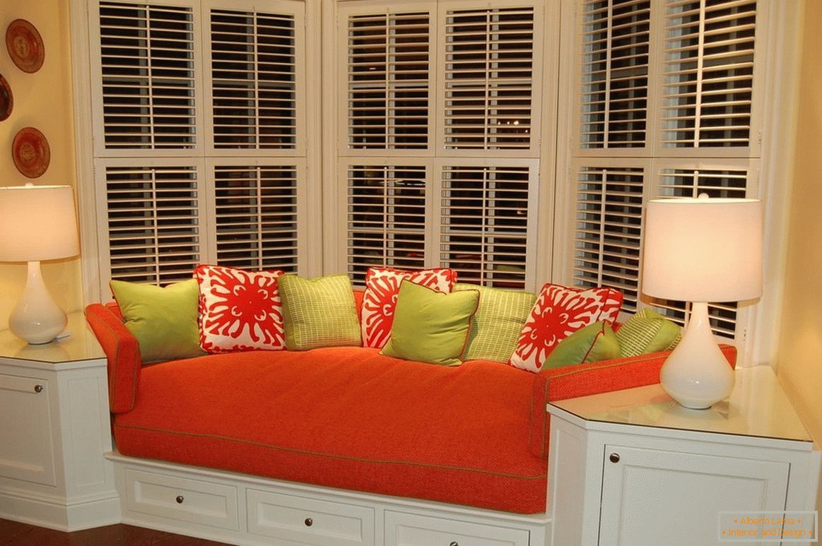 Sofá rojo con almohadas de colores