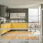 Estricta cocina de diseño con muebles amarillos