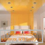 Dormitorio blanco con franja naranja