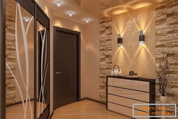 Diseño elegante de un pequeño pasillo en una casa privada en el estilo de lujo