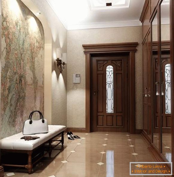 Hermoso diseño del pasillo en una casa privada en un estilo clásico