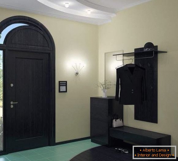 Muebles negros en un moderno diseño de pasillo en una casa privada