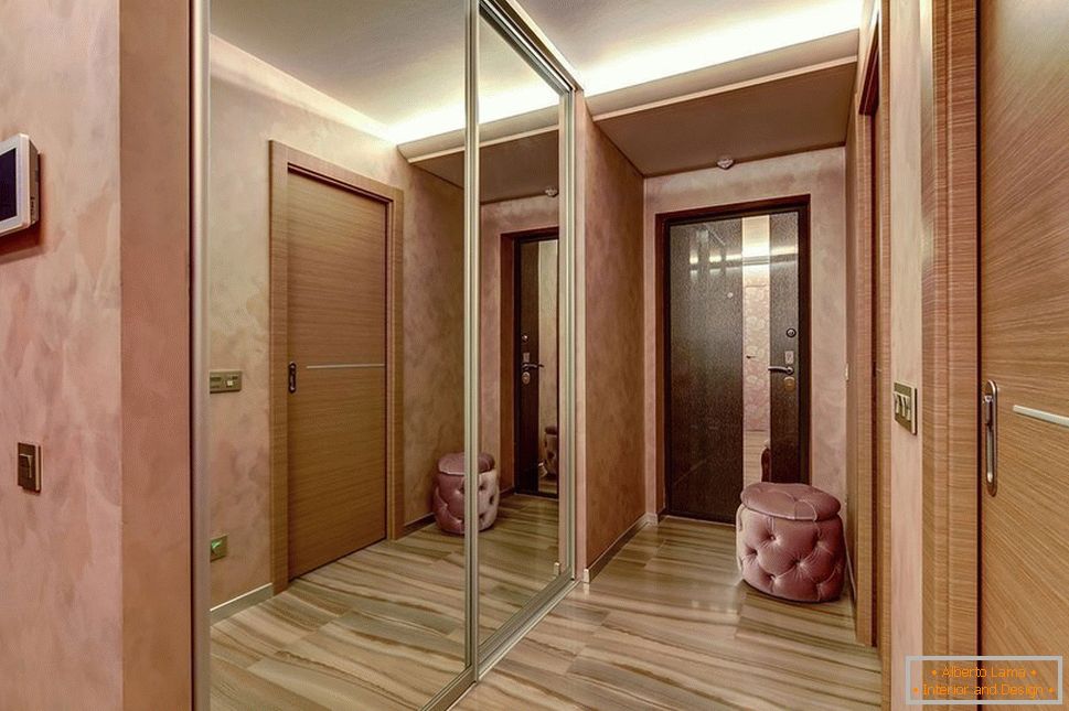 Gabinete de espejo en el pasillo