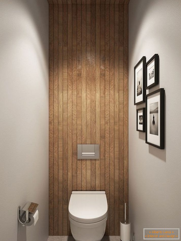 Un baño con techo de madera y pared