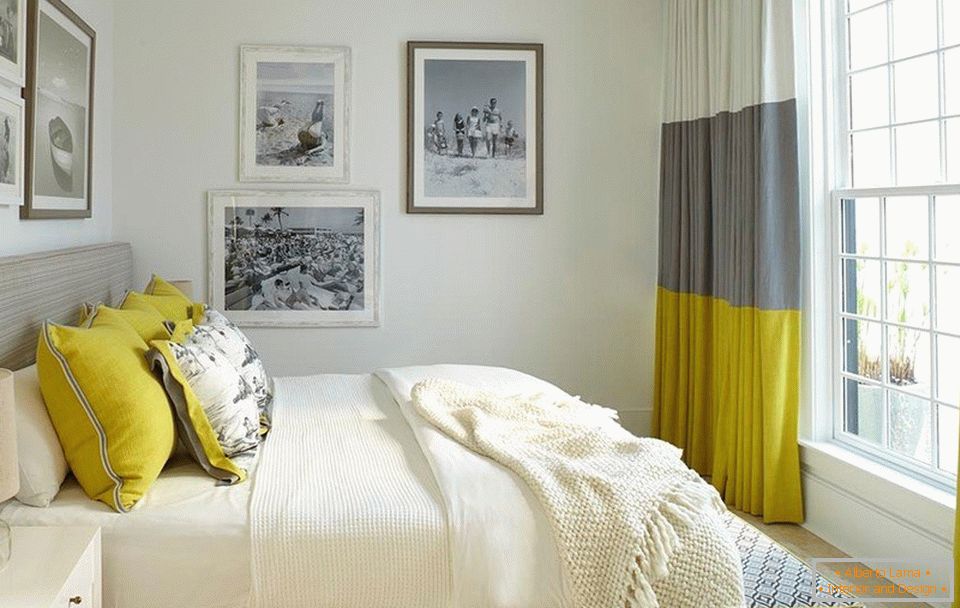 Cortinas en el interior del dormitorio en combinación de color blanco gris y mostaza