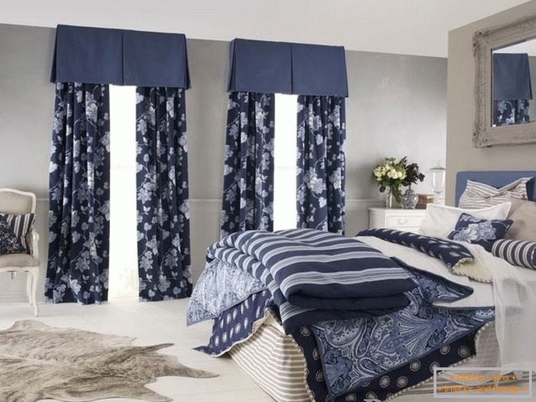La combinación del color de cortinas y textiles en el dormitorio
