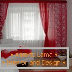 Cortinas rojas, almohadas y alfombras en combinación con paredes blancas y muebles
