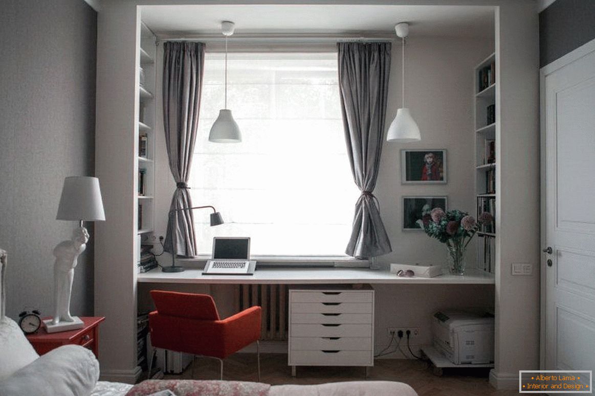 Interior gris con puerta blanca