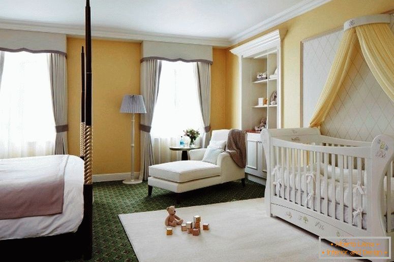 Un amplio dormitorio para padres con un niño
