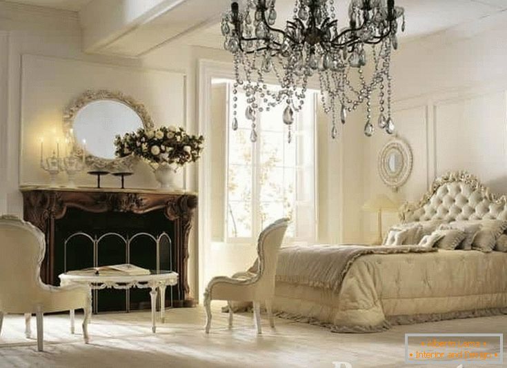 Dormitorio blanco y beige en estilo clásico con chimenea