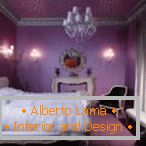 Papel tapiz lila en el dormitorio con un interior elegante