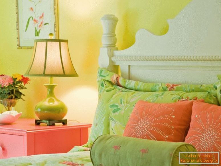 La combinación de verde con otros colores en el interior del dormitorio