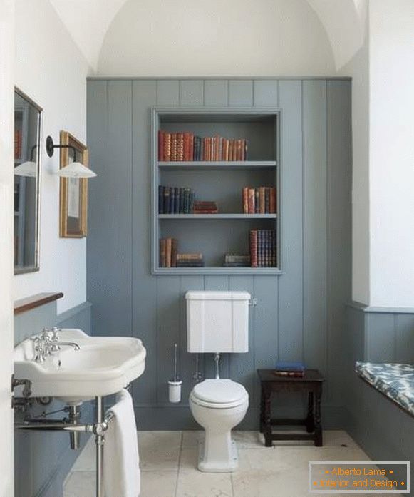 Hermoso diseño de baño con un armario encima del baño en una casa privada