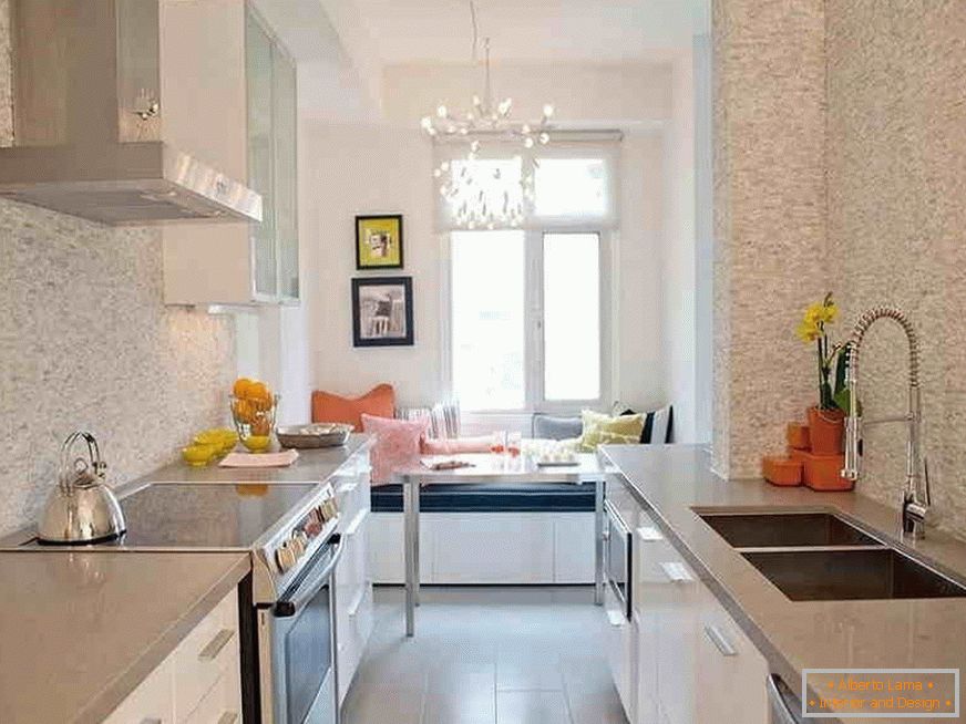 Cocina estrecha con zona de comedor junto a la ventana