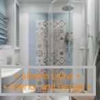 Decorar las paredes en el baño con azulejos decorativos