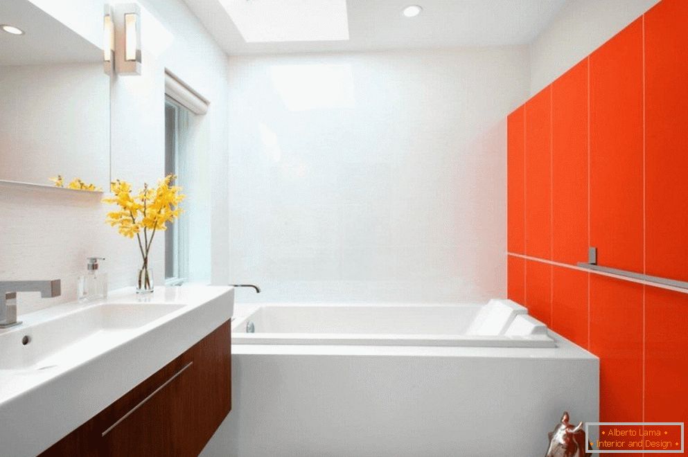 Interior de baño naranja-blanco