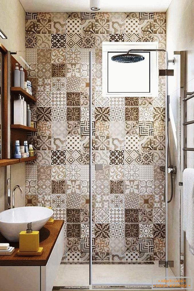 Mosaico de imitación en el baño sin inodoro
