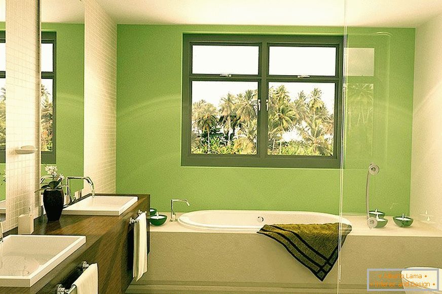 Cuarto de baño con ventana в зеленом дизайне