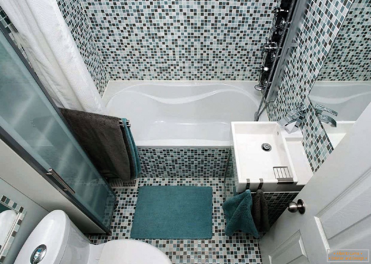 Cuarto de baño en una casa panel decorada con mosaico