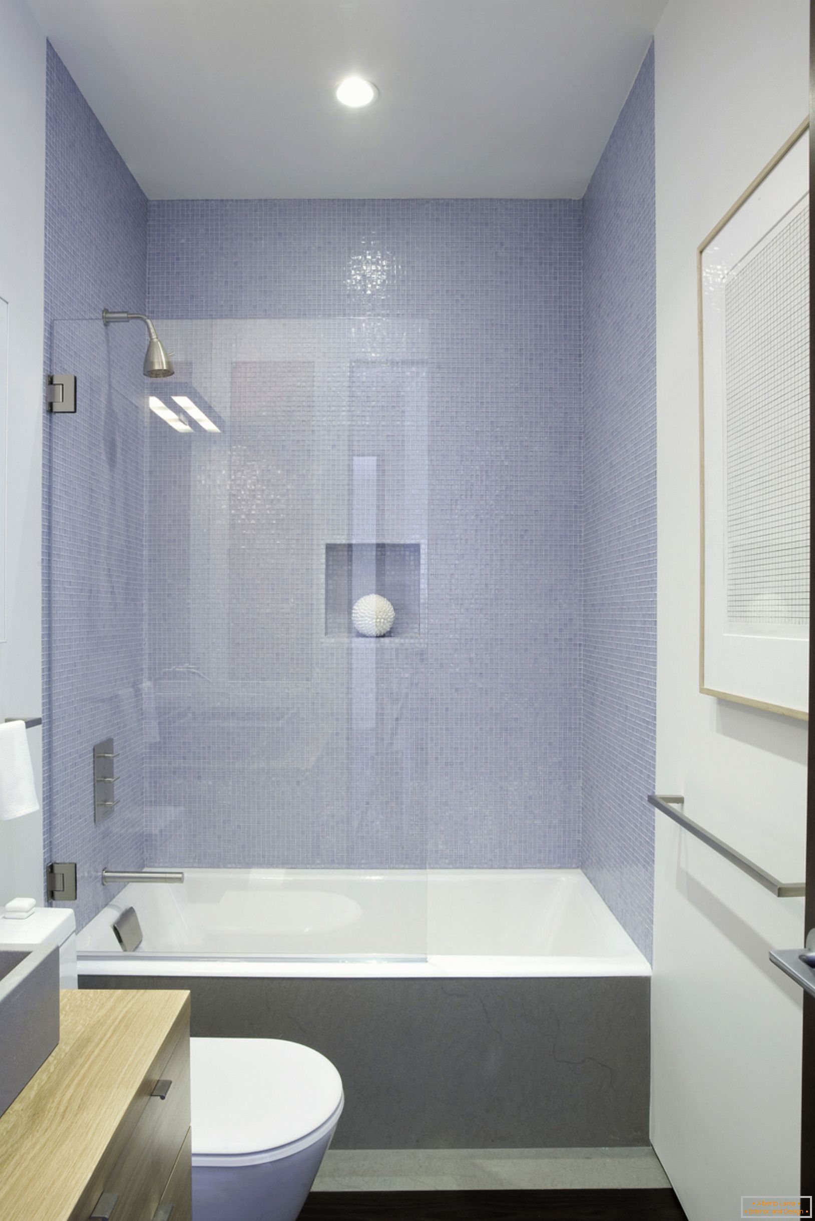 Interior de un baño pequeño con inodoro