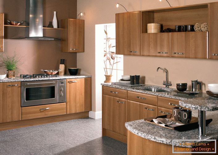 Conjunto marrón claro de madera natural para un área de cocina de 12 metros cuadrados. La técnica incorporada permite ahorrar espacio.