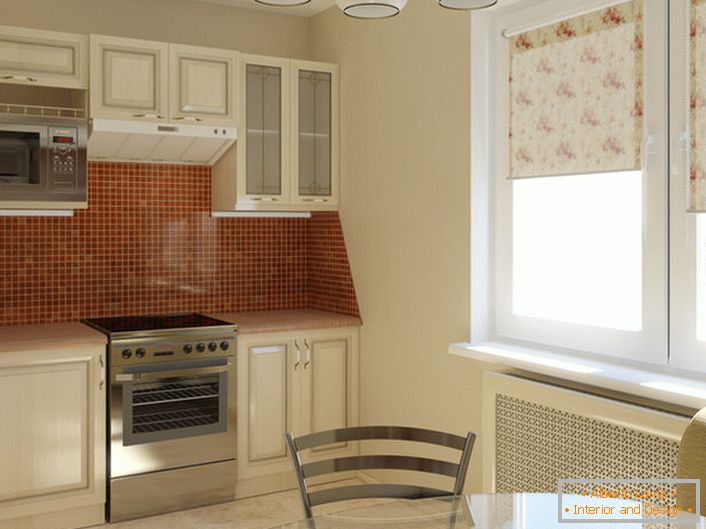 La combinación clásica de marfil y color beige oscuro parece rentable en la cocina, el área de los cuales es de 12 cuadrados. El uso de tonos claros en el diseño hace que la cocina sea visualmente más espaciosa.
